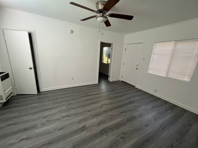Building Photo - 5223 De Longpre Ave