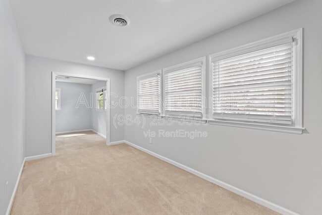 Building Photo - 5105 Pine Dr