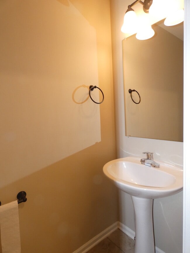 Building Photo - Beautiful Town Home!