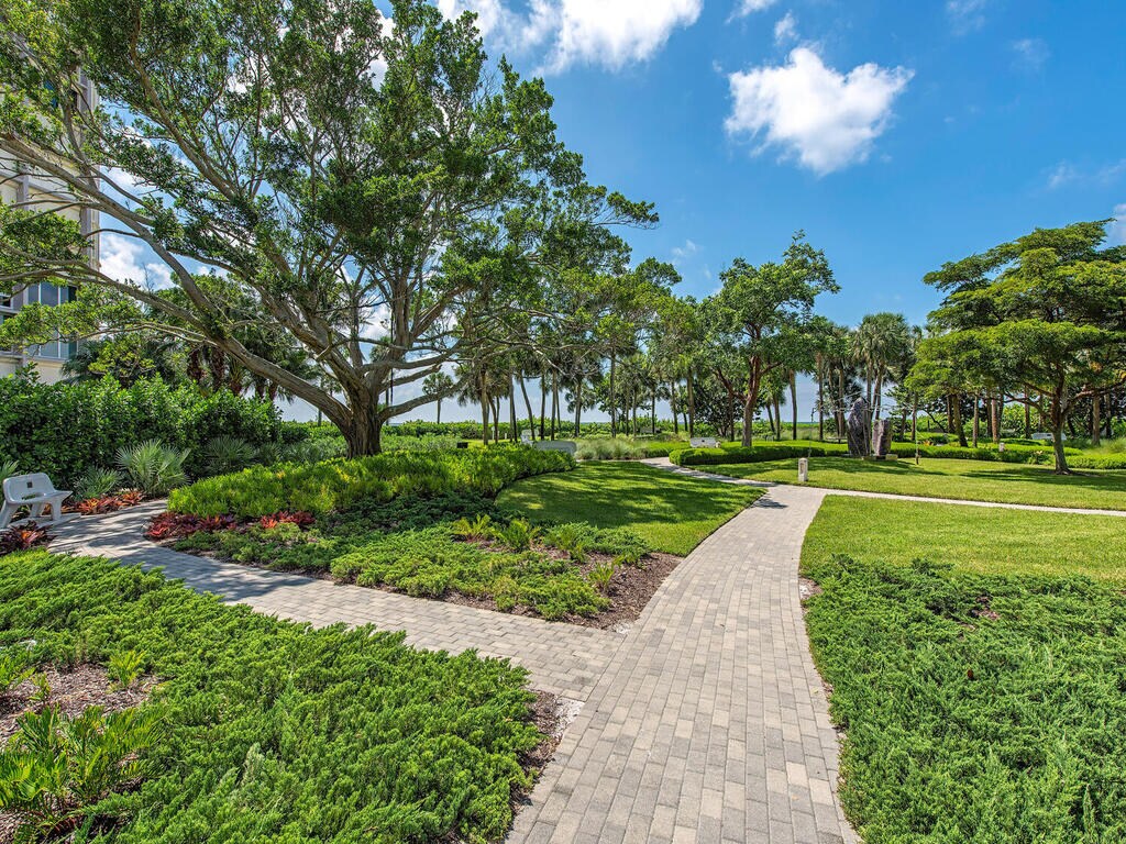 Park Shore Beach with parking - 555 Park Shore Dr