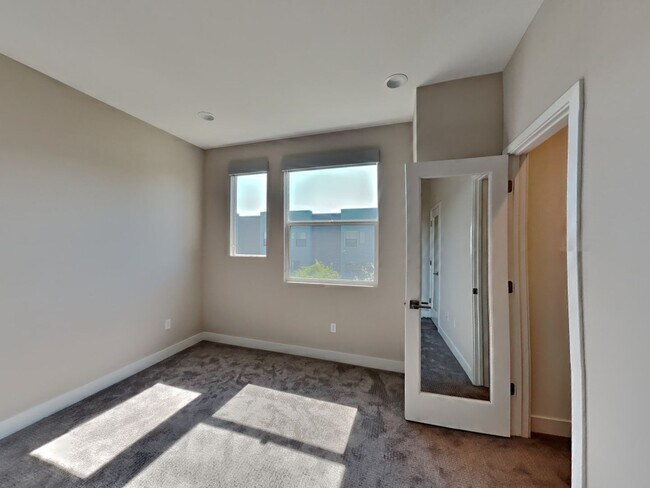 Building Photo - Prescott Townhouse 2/2.5 Available Now!