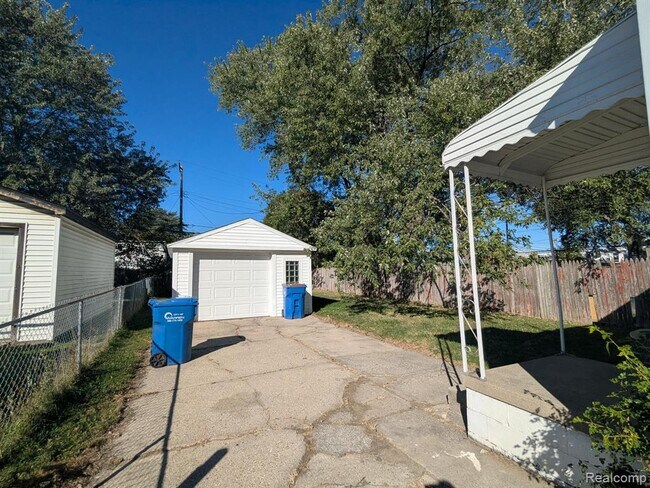 Building Photo - 22843 Heussner Ave