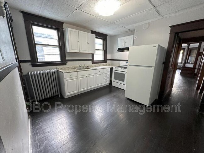 Building Photo - 825 Myrtle Ave