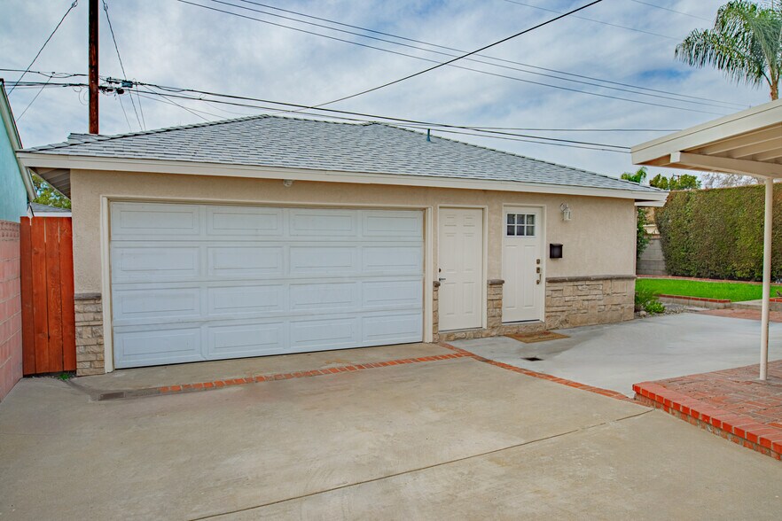 Building Photo - 549 N La Sena Ave