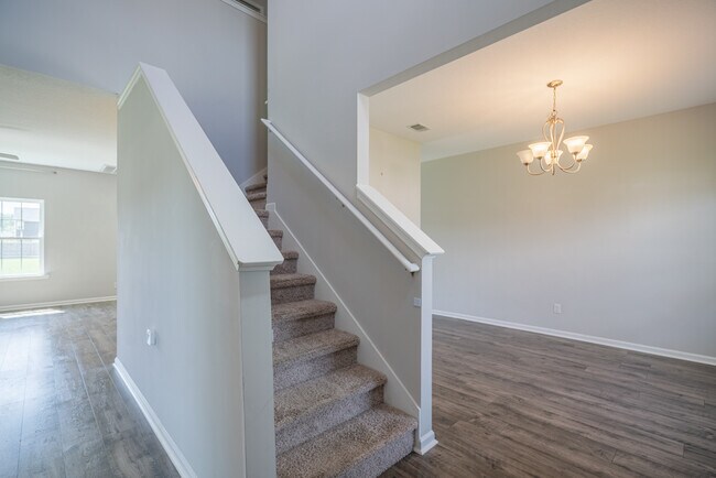 Building Photo - 418 Huntington Dr