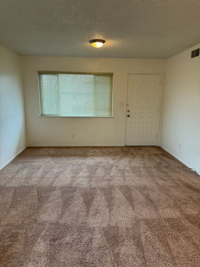 Building Photo - UPSTAIRS 2 BED UNIT IN ROSEVILLE!!