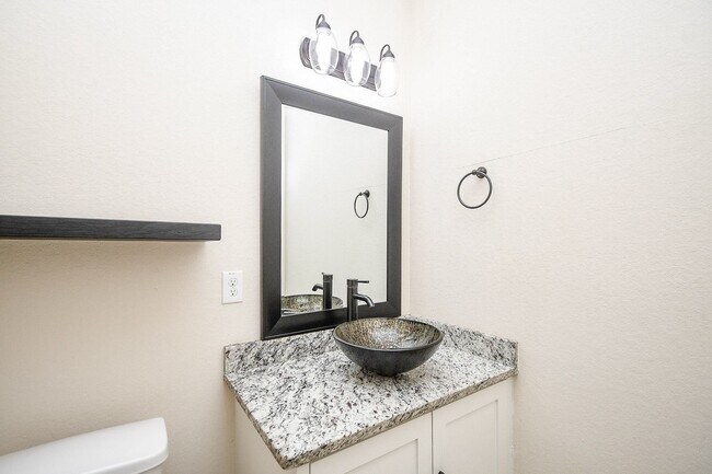 Building Photo - 710 Stanford St