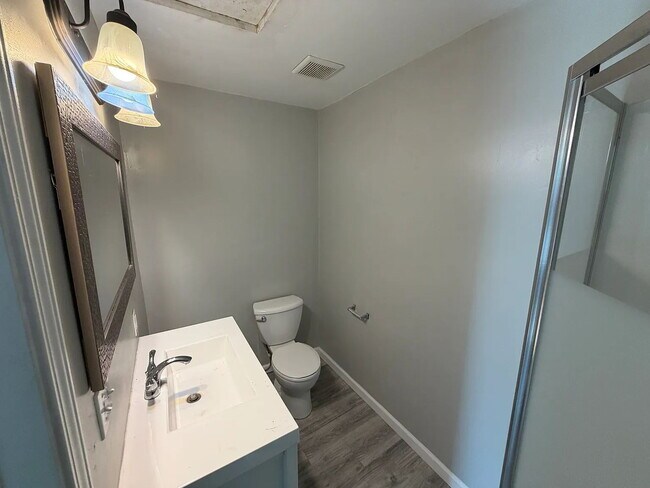 Building Photo - Charming 3-Bedroom Apartment in the Heart of Jeffersonville   All Utilities Included