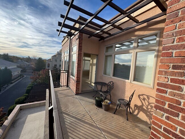 Building Photo - 2 bed/2 bath 4th Floor Unit in Cherry Creek! Covered Parking & Laundry Included!