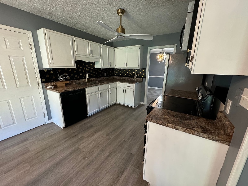 Building Photo - 6079 Lakeway Dr