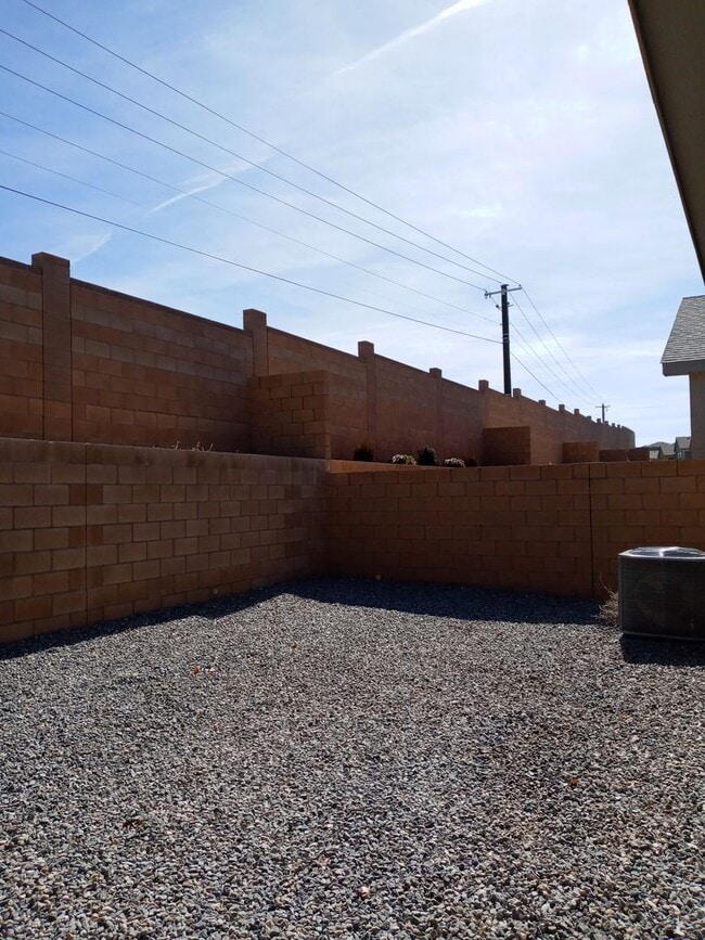 Building Photo - EASY SANTA FE LOS ALAMOS COMMUTE!!