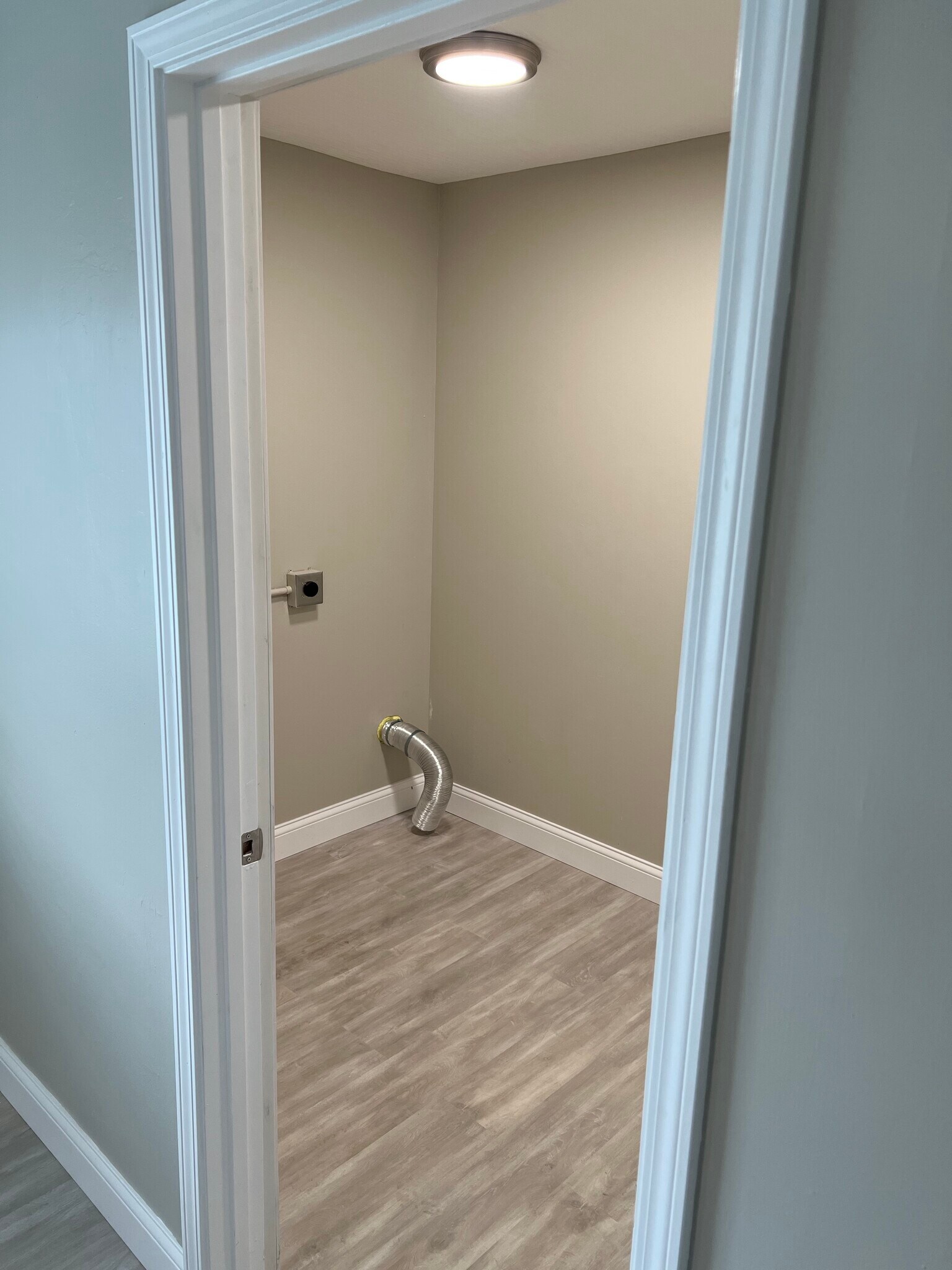 Large Laundry off kitchen - 4571 Moraine Ave