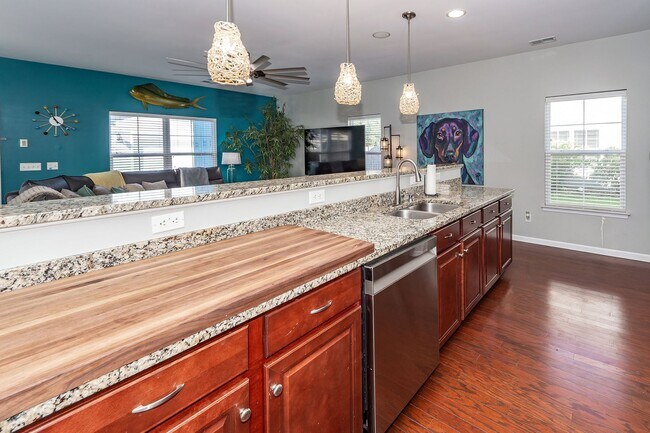 Building Photo - 4 Bedroom, 2.5 Bathroom Home in Brownswood...