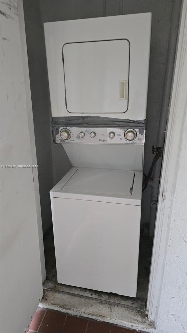 Building Photo - 13950 NE 4th Ave