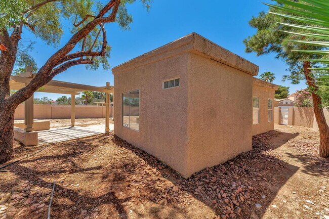 Building Photo - Single Story 3 bedroom and 2 bath home.