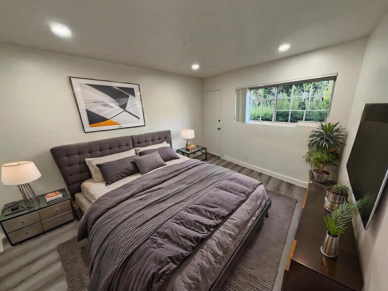 Building Photo - 10674 Holman Ave