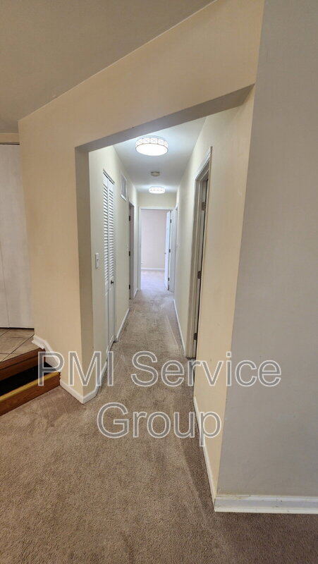 Building Photo - 985 West Ct