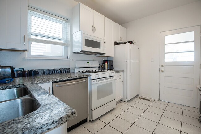 Building Photo - 3834 N Hermitage Ave
