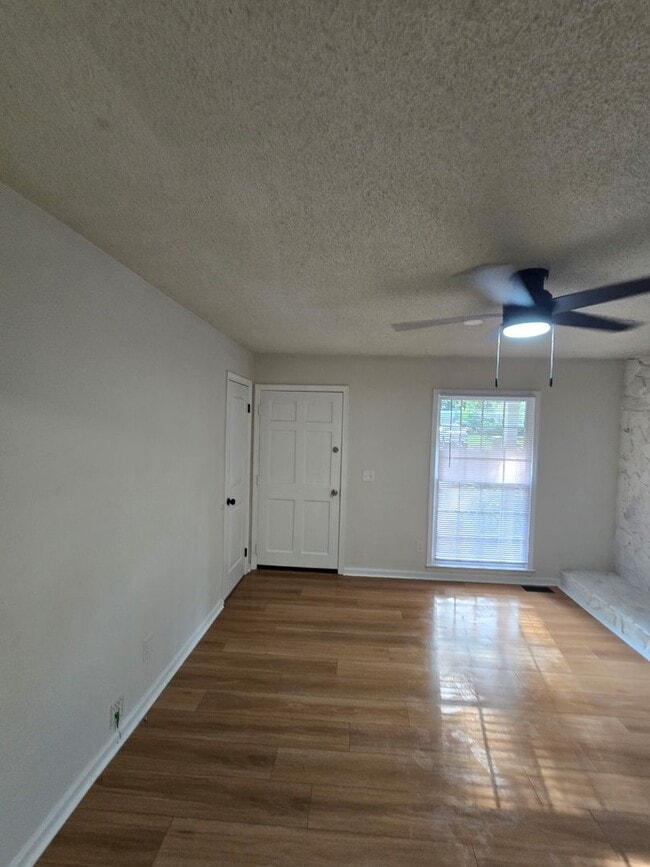 Building Photo - Renovated Home 3 bedroom 1.5 bath with new privacy wooden fence