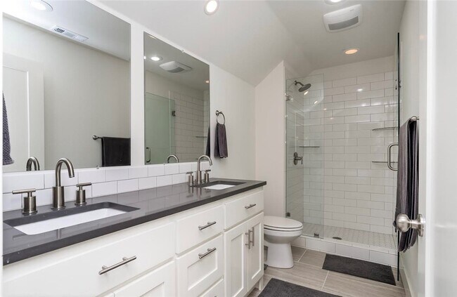 Building Photo - 306 NW H St