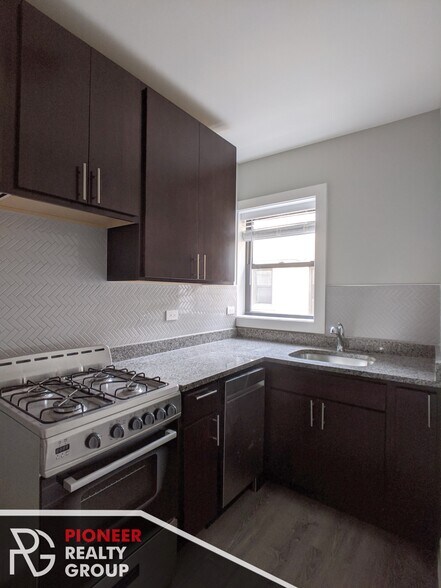 Building Photo - 437 W Belden Ave