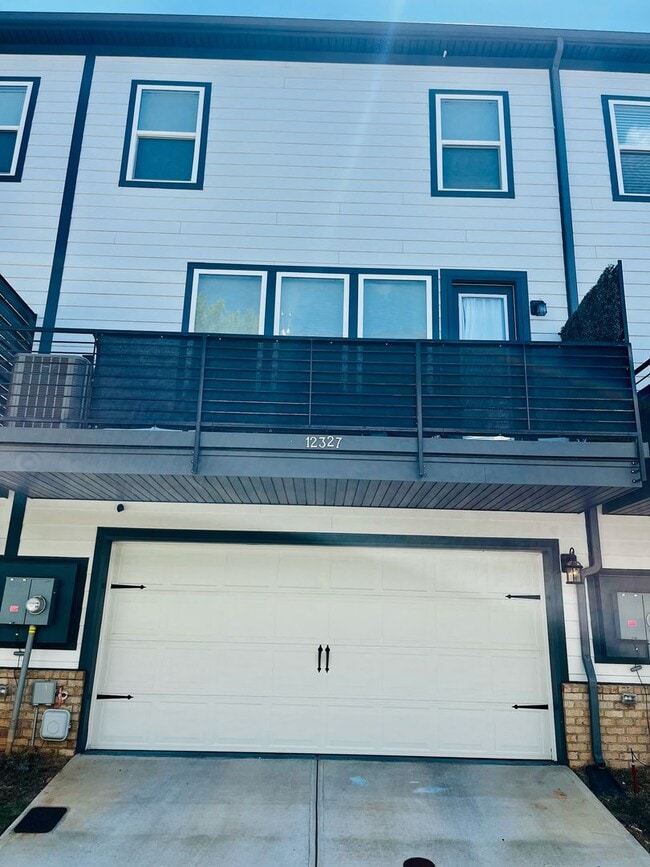 Building Photo - Beautiful 4BR Townhouse in Ballantyne