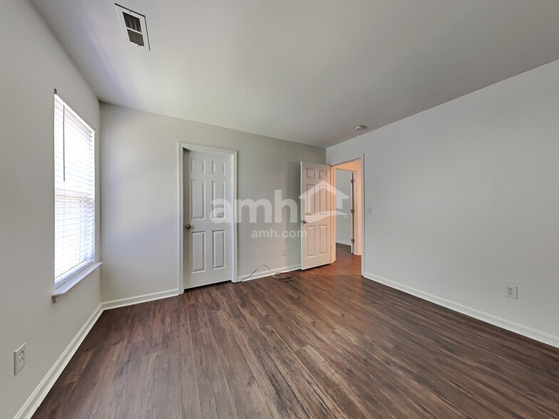 Building Photo - 4095 Shadetree Dr