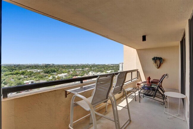 Building Photo - 2555 Collins Ave