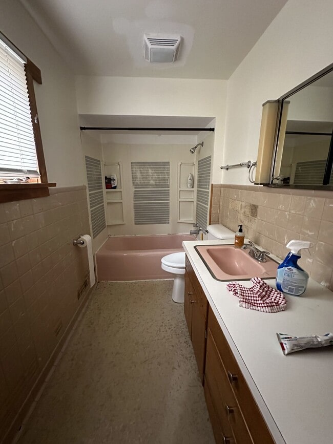Building Photo - Exciting 4 Bed 1 Bath close to UWEC!