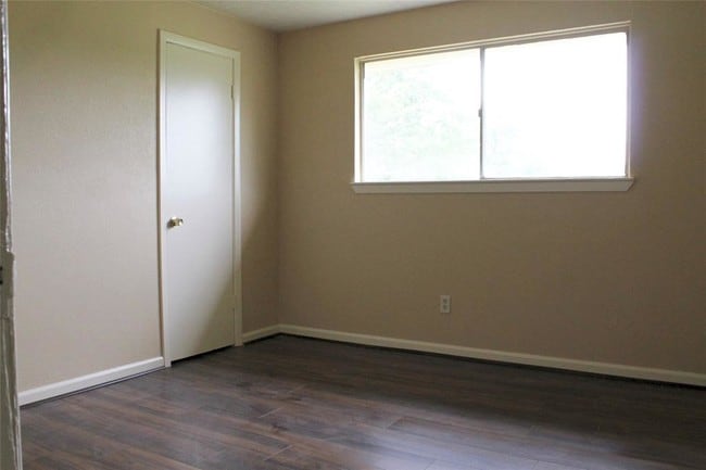 Building Photo - 3806 Old Chocolate Bayou Rd