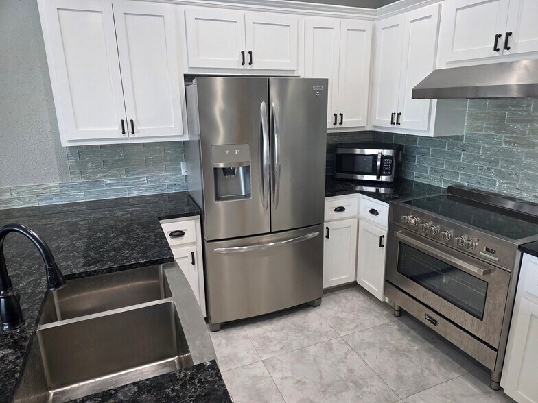 Building Photo - 15337 Bonasse Ct