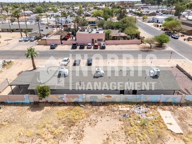 Building Photo - Convenient, Beautifully Updated Space Available Now!