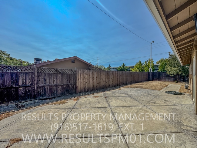 Building Photo - Charming Roseville Corner-Lot Home with RV...