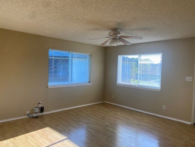 Building Photo - 5630 Brookview Ct