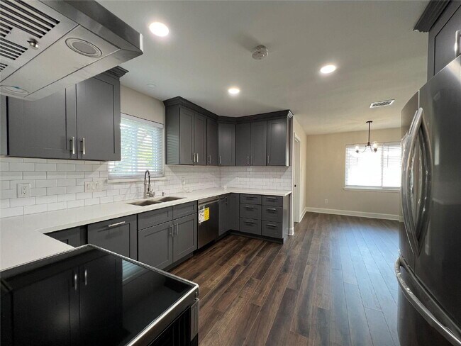 Building Photo - 3 Bedroom Home for Rent in Houston 77096 | Updated Home with Large Backyard