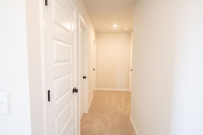 Building Photo - 142 Geranium Wy