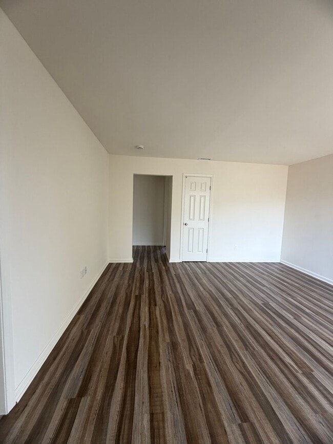 Building Photo - 2 Bedroom 1 Bath Duplex for Rent