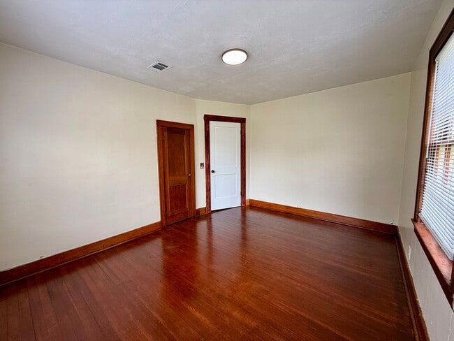 Building Photo - Welcome to this Beautiful Home in Downtown Paragould, AR!