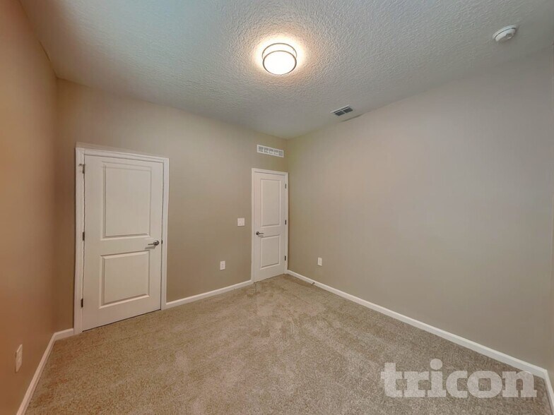 Building Photo - 733 Honeyrock St