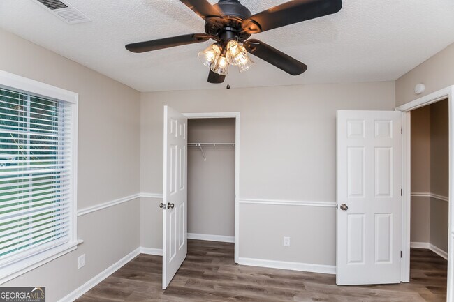 Building Photo - 2528 Country Lake Cir