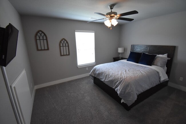 Building Photo - Luxurious 4 Bedroom 2.5 Bathroom in the Heart of Fayetteville, Arkansas!!