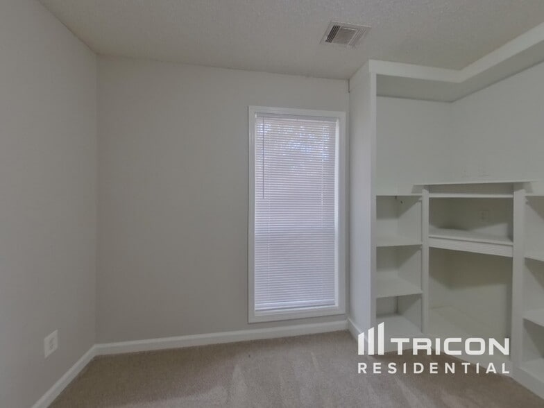 Building Photo - 804 Ravins Way