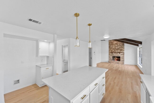 Building Photo - 3223 Deer Valley Dr