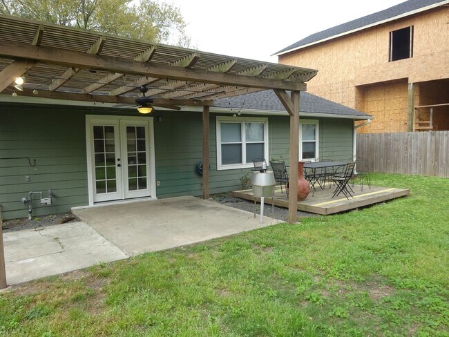 Building Photo - For Lease | 3 Bed, 1 Bath | 1,074 Sq Ft |O...