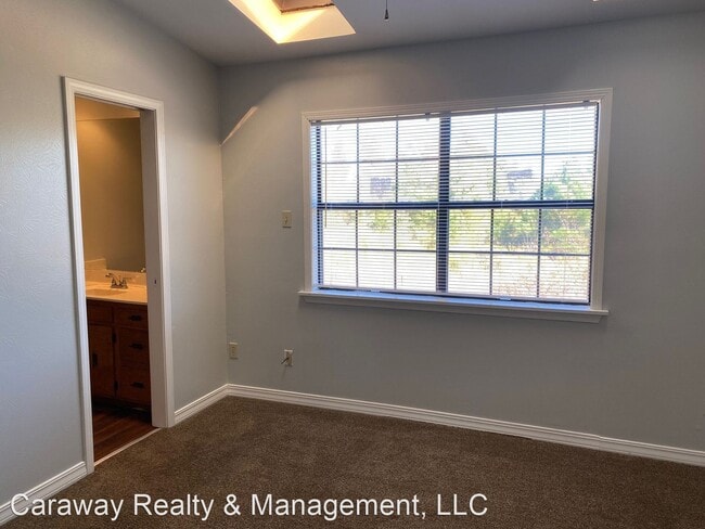 Building Photo - 2 br, 1.5 bath House - 4111 Pines Rd. #71 ...