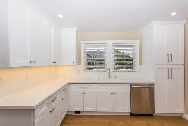 Building Photo - 306 N Shaffer St