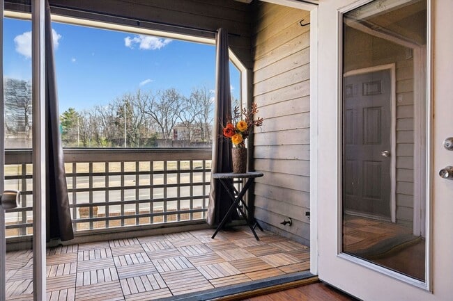 Building Photo - West End Condo - ONE MONTH FREE RENT - CAL...