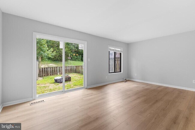 Building Photo - 2813 Cambridge Dr