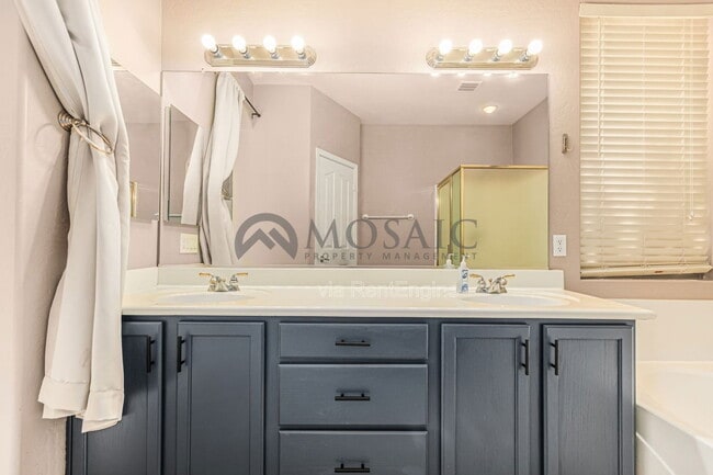 Building Photo - 105 E Piccolo Ct