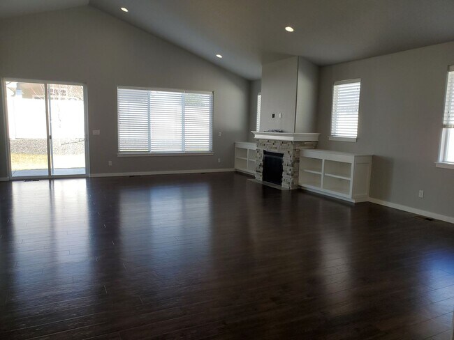 Building Photo - Immaculate Custom 3 bdrm Home for rent in the Montrose developement!